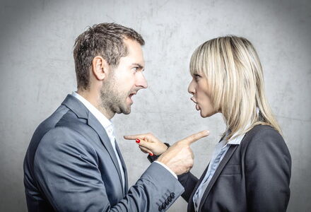 Mann und Frau streiten