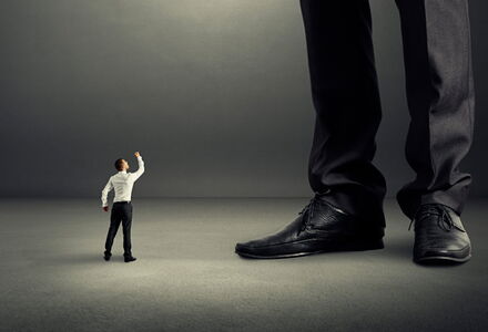 kleiner Mann steht vor großem Mann