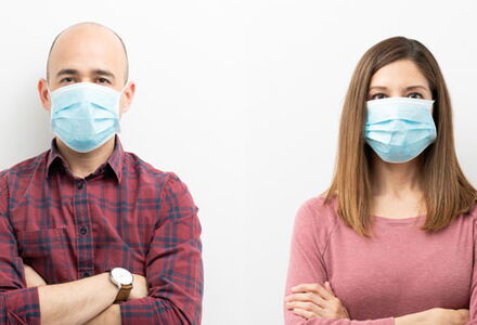 Menschen mit Mundschutz