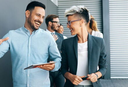 Führung und Gesundheit - zwei lachende Teammitglieder