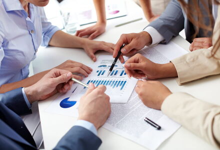 Mehrere Personen lernen, wie Sie eine überzeugende Rede schreiben