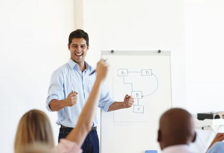 Mann hält eine Präsentation