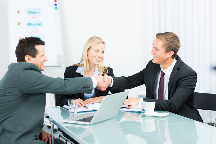 Verhandlung mit Handschlag