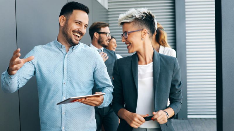 Führung und Gesundheit - zwei lachende Teammitglieder